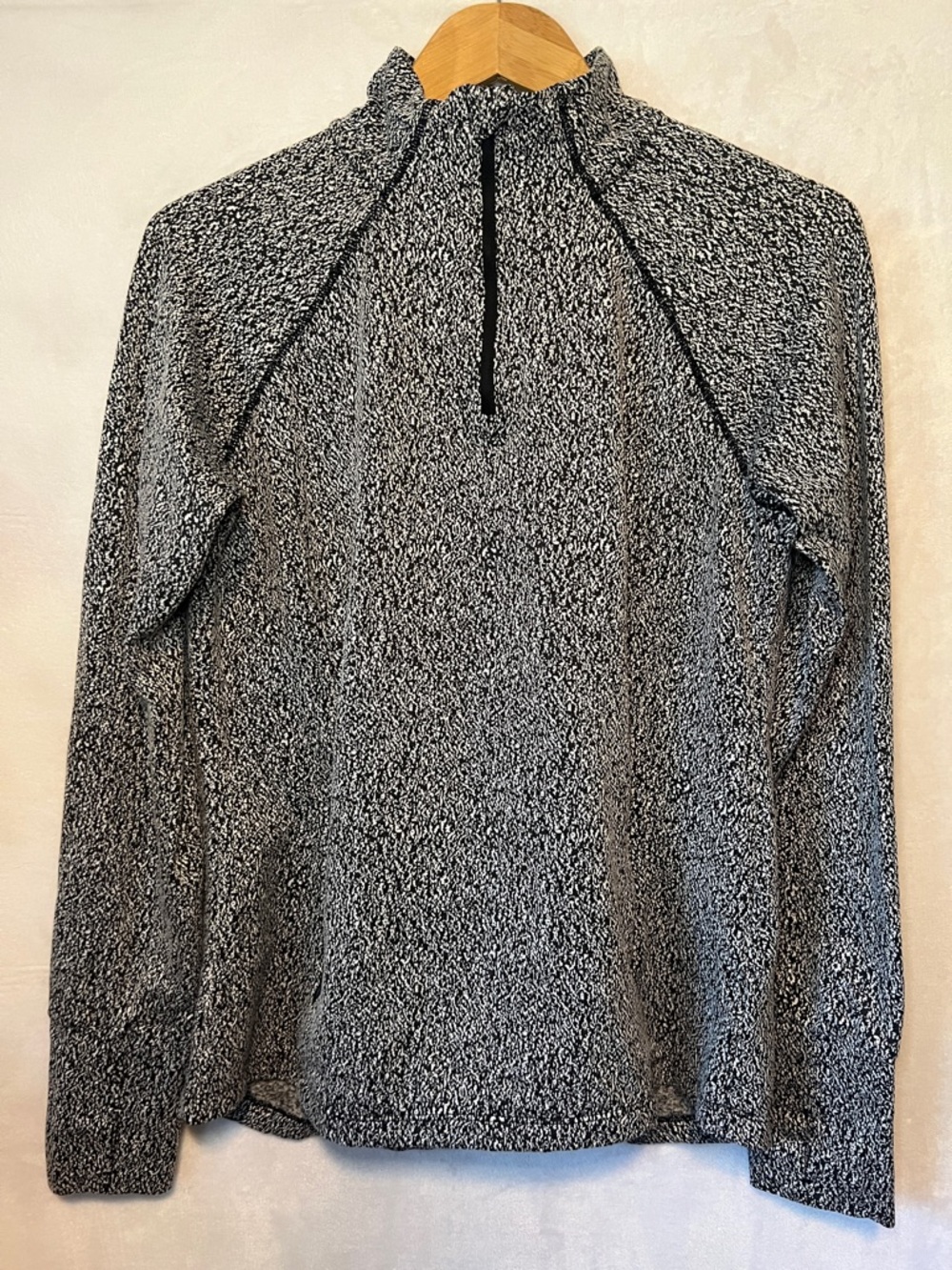 Avia Black White Quarter Zip Pullover Thumb Hole Cuffs Zip Pockets Size M (8-10)